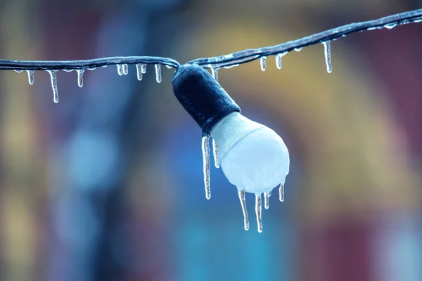 冰冻街道灯具上的冰柱 冬季天气季节 街道内部的细节 电的对象 — 图库照片