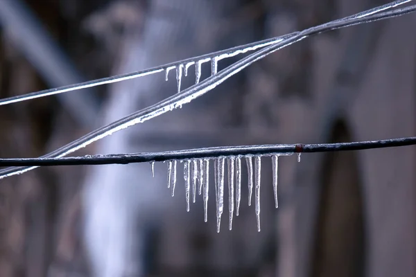 Lodowce Drutach Pobliżu Domów Przy Ulicy Sezon Zimowy Natura — Zdjęcie stockowe