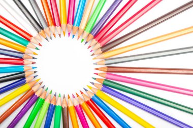 Renkli kalem. Beyaz arka plan üzerine çizim yapmak için renkli kalemler. Çizimin sanatsal yaratıcılığı