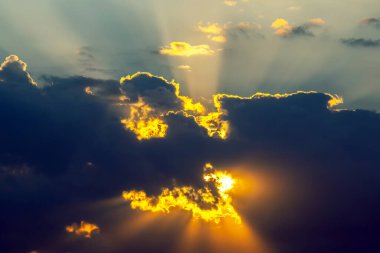 Gökyüzündeki ve güneşdeki bulutların anlamlı kontrastı. Bulutların doğası ve güzelliği