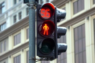 Kavşaktaki kırmızı yasaklı trafik lambası tabelası