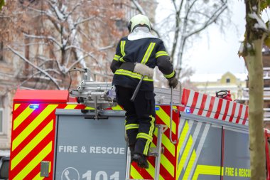 İtfaiyeci adam itfaiye arabasında çalışıyor. itfaiye