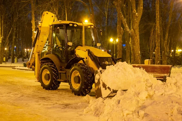 Čištění Sněhu Parku Zimě Traktorem Večerních Hodinách — Stock fotografie