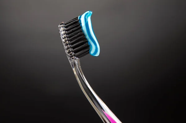 Οδοντόβουρτσα Οδοντόκρεμα Για Καθαρισμό Δοντιών Σκούρο Φόντο Υγειονομική Περίθαλψη Υγειονομικά — Φωτογραφία Αρχείου