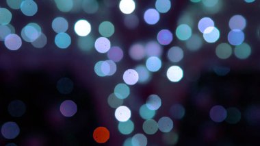 Arka plan renkli fenerlerin ve dekorasyonların soyutlanmasını bulanıklaştırdı. sokak renkli ışıkların bokeh dokusu
