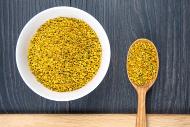 Tahta arka planda kaşıkları olan taze polenler. Organik Vitamin Sağlıklı Gıda