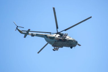 Askeri helikopter gökyüzünde uçuyor. Hava Taşımacılığı