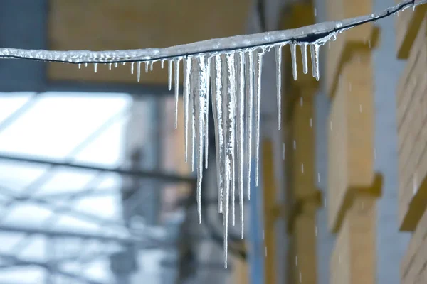 Sokak Evlerinin Yakınındaki Kablolardaki Buz Saçakları Kış Mevsimi — Stok fotoğraf