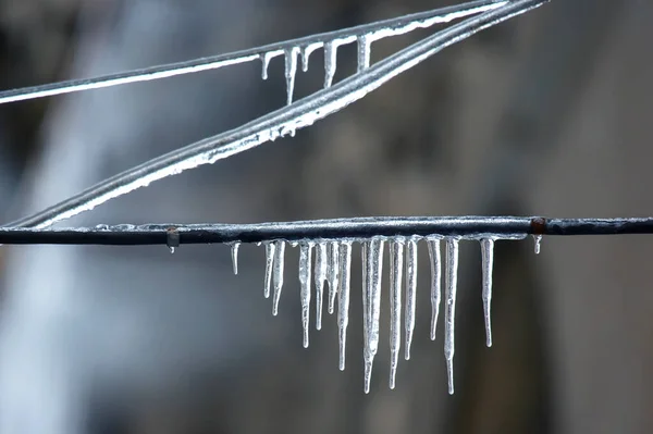 Sokak Evlerinin Yakınındaki Kablolardaki Buz Saçakları Kış Mevsimi — Stok fotoğraf