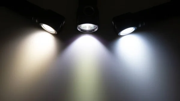 Incluye Haces Luz Diferentes Linternas Sobre Fondo Oscuro Comparación Temperatura — Foto de Stock