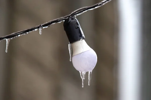 Donmuş Sokak Lambalarının Üzerindeki Buz Saçakları Kış Mevsimi Sokak Içi — Stok fotoğraf