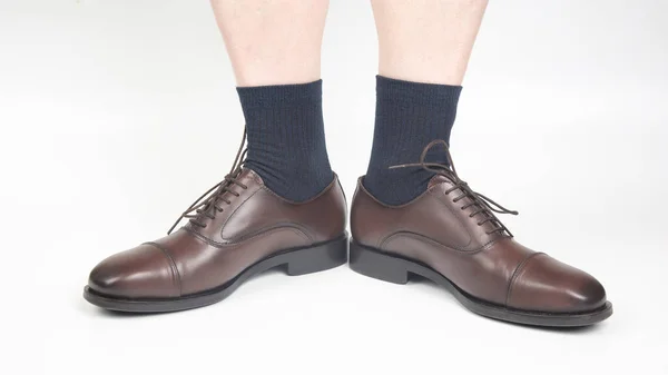 Мужские Ноги Носках Коричневые Классические Туфли Белом Фоне — стоковое фото