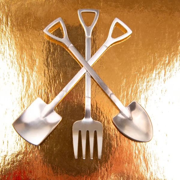Altın Arka Planda Maça Şeklinde Dekoratif Çatal Kaşıklar Yiyecek Araçları — Stok fotoğraf