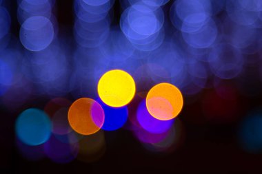 Arka plan renkli fenerlerin ve dekorasyonların soyutlanmasını bulanıklaştırdı. sokak renkli ışıkların bokeh dokusu