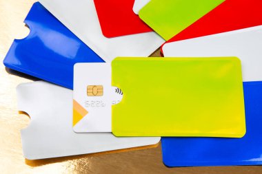 Banka kartı için renkli koruyucu çanta