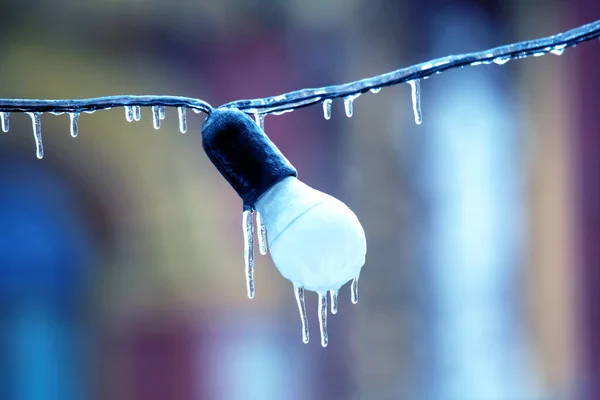 冰冻街道灯具上的冰柱 冬季天气季节 街道内部的细节 电的对象 — 图库照片