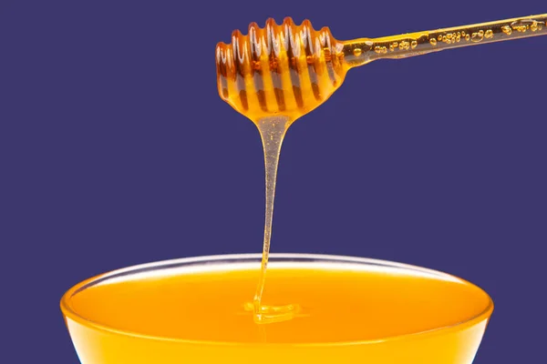 Verse Geurige Honing Druipt Van Een Lepel Een Bord Een — Stockfoto