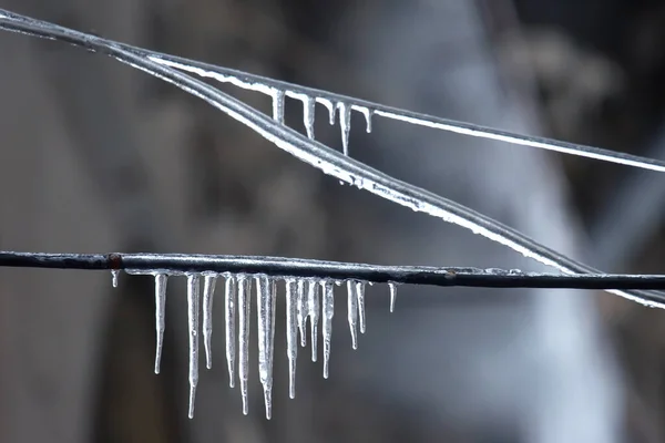 街道房屋附近电线上的冰柱 冬季自然 — 图库照片