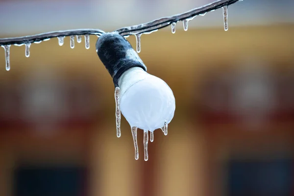Sople Zamarzniętych Lampach Ulicznych Sezon Zimowy Szczegóły Wnętrza Ulicy Przedmiot — Zdjęcie stockowe