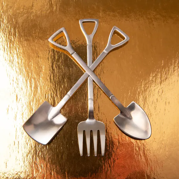 Διακοσμητικό Πιρούνι Και Κουτάλια Σχήμα Φτυαριού Χρυσό Φόντο Εργαλεία Τροφίμων — Φωτογραφία Αρχείου