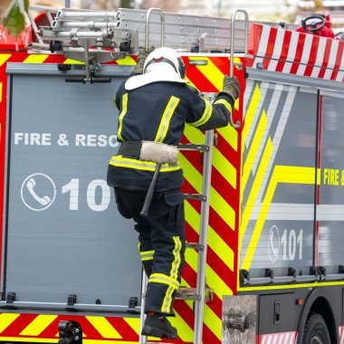 İtfaiyeci adam itfaiye arabasında çalışıyor. itfaiye