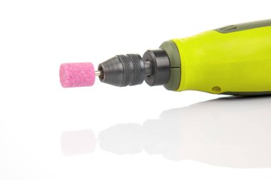 Beyaz arka planda elektrikli matkap var. Materyalleri işlemek ve parçaları onarmak için dremel