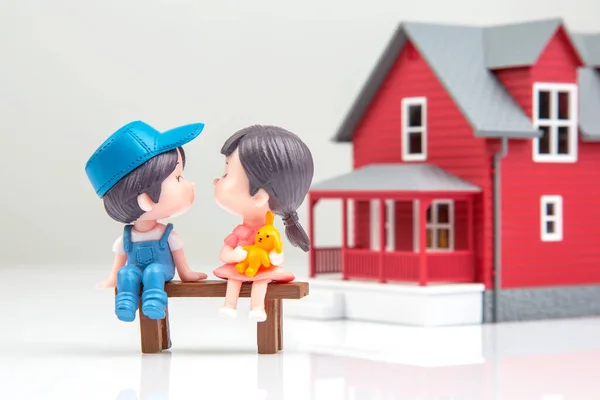 Persone Miniatura Coppia Romantica Giovani Vicino Modello Casa Uno Sfondo — Foto Stock