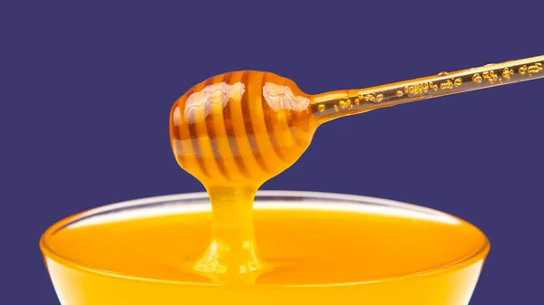 Frischer Duftender Honig Tropft Von Einem Löffel Einen Teller Auf — Stockfoto