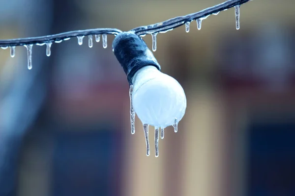 Donmuş Sokak Lambalarının Üzerindeki Buz Saçakları Kış Mevsimi Sokak Içi — Stok fotoğraf
