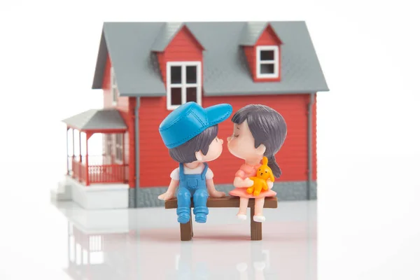 Oameni Miniaturali Cuplu Romantic Tineri Lângă Modelul Casei Fundal Alb — Fotografie, imagine de stoc