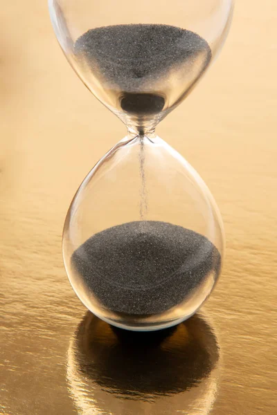 Пісочний Годинник Золотому Фоні Вимірювання Часу Хвилини — стокове фото