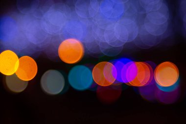 Arka plan renkli fenerlerin ve dekorasyonların soyutlanmasını bulanıklaştırdı. sokak renkli ışıkların bokeh dokusu