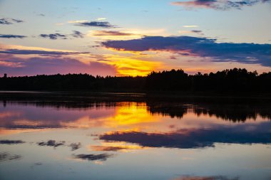 Gökyüzündeki ve güneşdeki bulutların anlamlı kontrastı. Bulutların doğası ve güzelliği