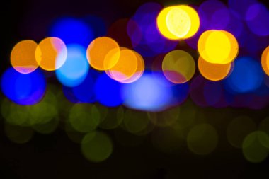 Arka plan renkli fenerlerin ve dekorasyonların soyutlanmasını bulanıklaştırdı. sokak renkli ışıkların bokeh dokusu