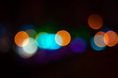 Arka plan renkli fenerlerin ve dekorasyonların soyutlanmasını bulanıklaştırdı. sokak renkli ışıkların bokeh dokusu