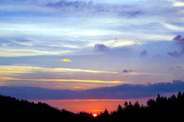 Gökyüzündeki ve güneşdeki bulutların anlamlı kontrastı. Bulutların doğası ve güzelliği
