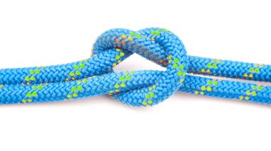 Beyaz arka planda tırmanma ekipmanları için dayanıklı renkli ip. Örgülü kablo düğümü. turizm ve seyahat için öge