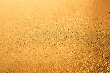 Renkli arka planda bir damla su. Soyut doku