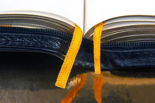Žlutá Stuha Záložka Pro Knihu Otevřít Bibli Studium Literatury — Stock fotografie