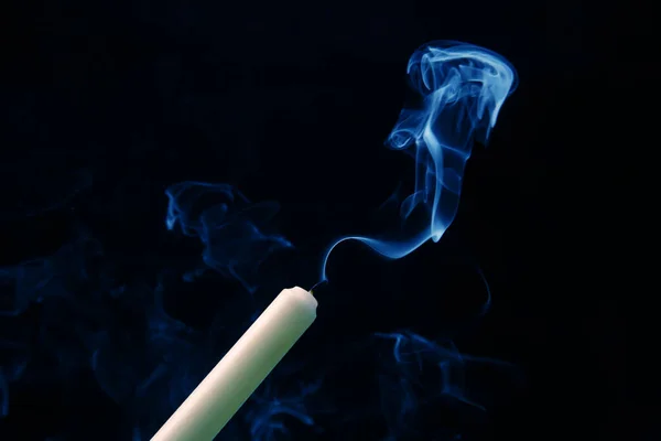 Rauch Einer Erloschenen Kerze Auf Dunklem Grund Das Konzept Der Stockbild