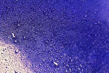 Renkli arka planda bir damla su. Soyut doku