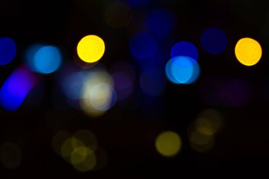 Arka plan renkli fenerlerin ve dekorasyonların soyutlanmasını bulanıklaştırdı. sokak renkli ışıkların bokeh dokusu