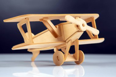 Tahta uçak modeli. Oyuncak montajı için yapıcı