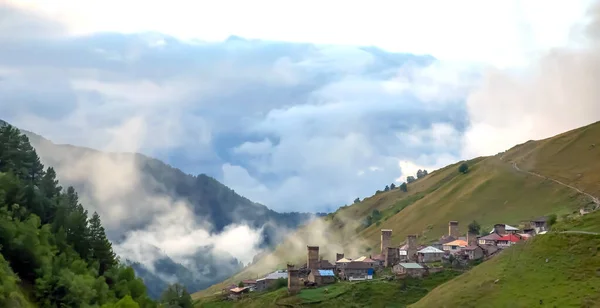 Άποψη Του Χωριού Adishi Στη Γεωργία Ταξιδεύουν Στα Βουνά — Φωτογραφία Αρχείου