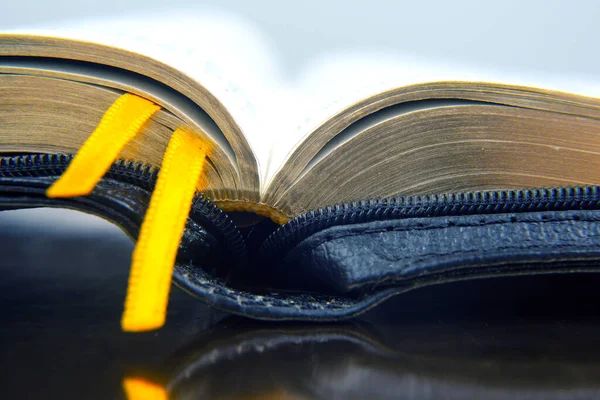 Marcador Cinta Amarilla Para Libro Abre Biblia Estudio Literatura — Foto de Stock