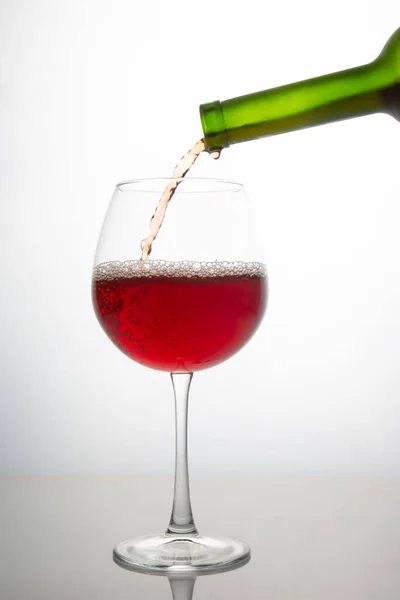 Vino Rosso Una Bottiglia Versato Bicchiere Uno Sfondo Leggero Alcolismo — Foto Stock
