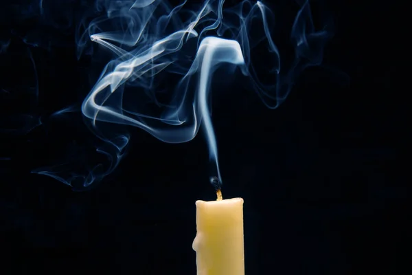 在黑暗的背景上从熄灭的蜡烛中冒出的烟 灵性的概念和生命的终结 — 图库照片