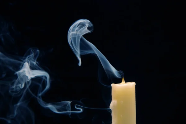 暗い背景に消えたろうそくの煙 霊性の概念と人生の終わり — ストック写真