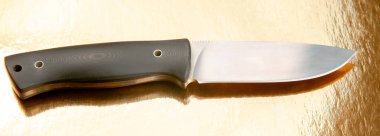 Altın arka planda Micarta 'dan siyah saplı bıçak.