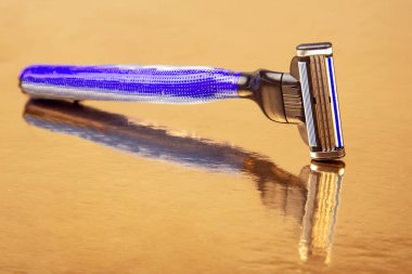 Altın arka planda jilet kaseti. Yüz traş makinesi. Sakal bıçağı. tükürük